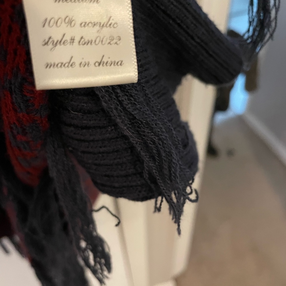 Alya v-neck poncho - Picture 5 of 5